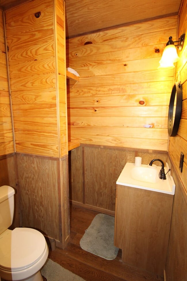 Building Photo - 900 Race Track Rd