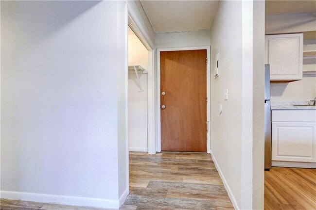 Building Photo - 404 Main St