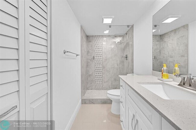 Building Photo - 3005 Portofino Isle