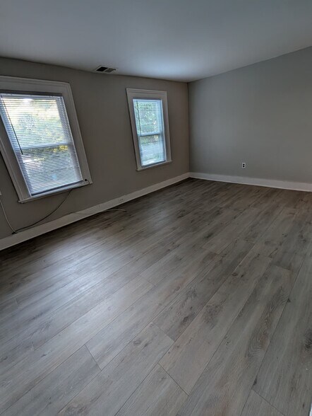 Building Photo - 16 Hallock Ave