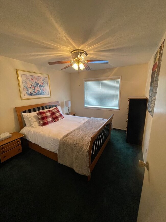 Building Photo - Beautiful townhome available now!