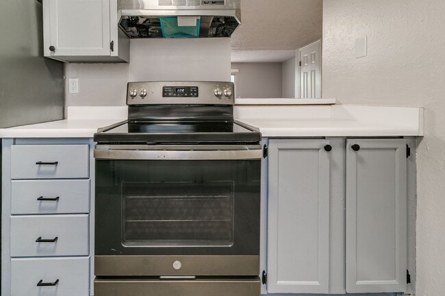 Building Photo - Newly Renovated 2bed 2 bath !Townhome