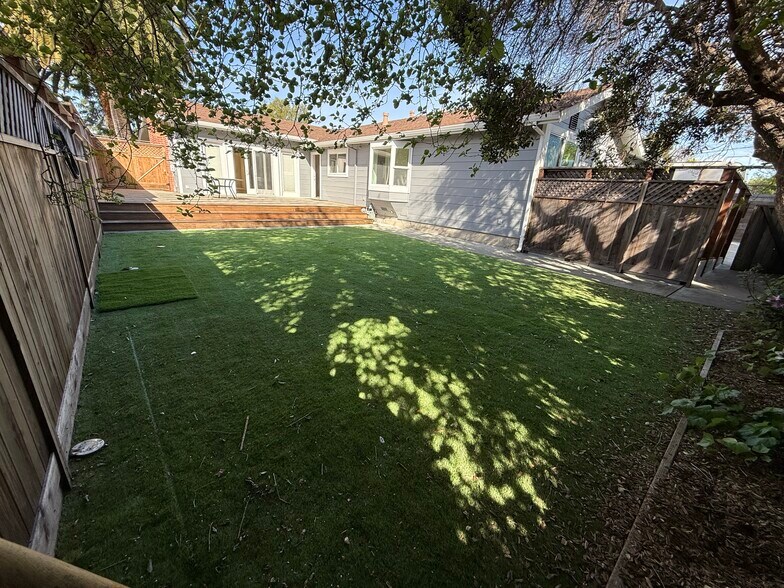 Back Patio - 944 Bruno St