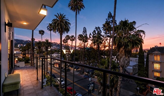Building Photo - 137 N Doheny Dr