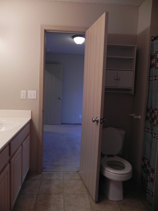 private access with shared bathroom - 9840 N Lewis Ave