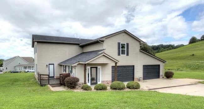 Building Photo - Beautiful Home on 1 acre lot in Milton