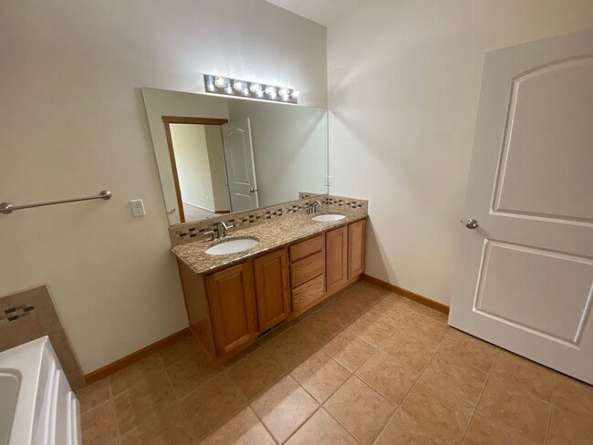 Building Photo - 3511 Hovley Ln