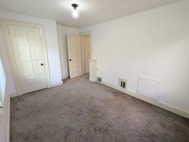 Building Photo - 2 Bedroom 1.5 Bathroom Single Family Home ...