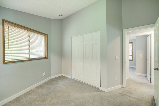 Building Photo - 5Bd/2.5Ba Kirkland Home