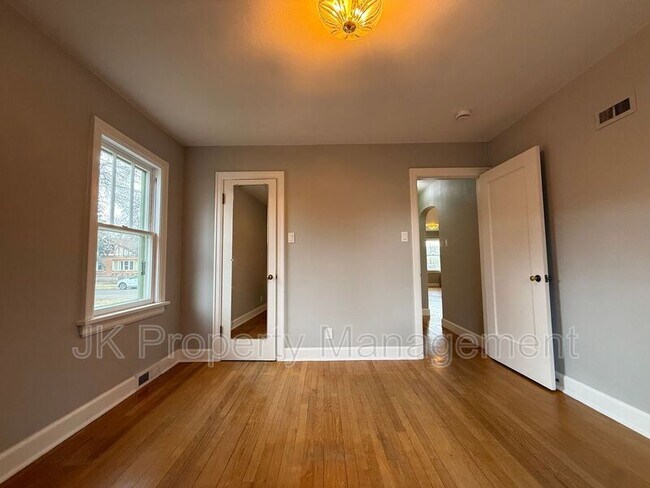 Building Photo - 115 16th St N