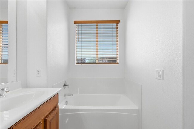 Building Photo - 2803 Crested St