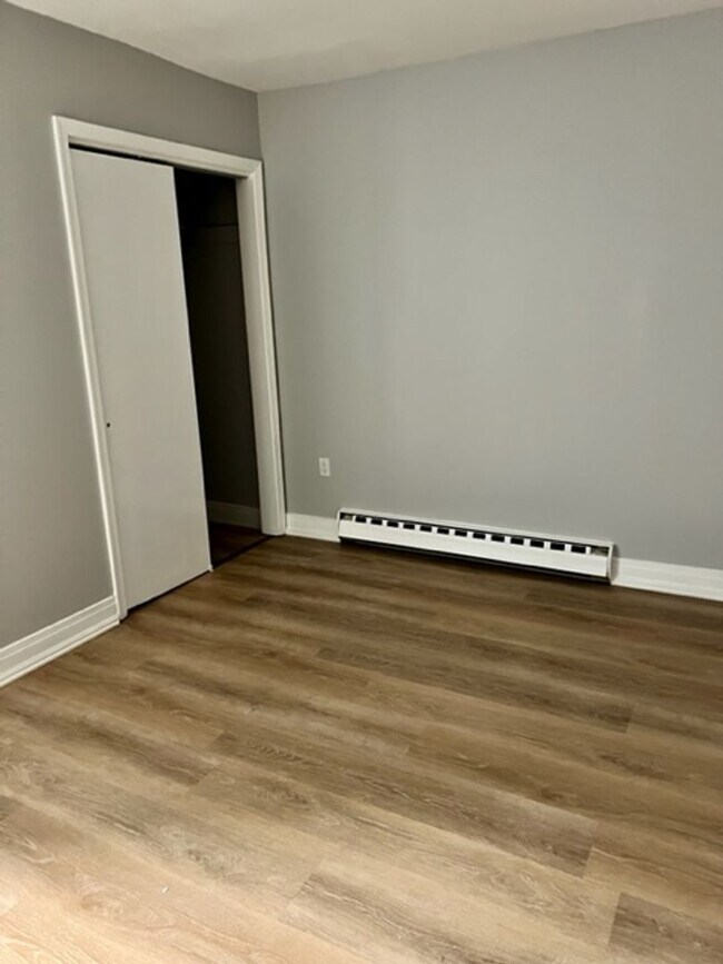 Building Photo - 2 Bedroom with Laundry Downtown Easton