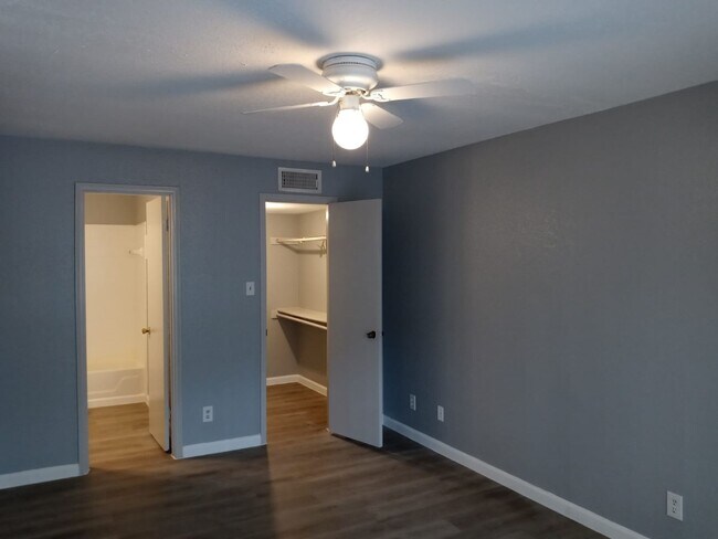 Building Photo - 9700 Leawood Blvd