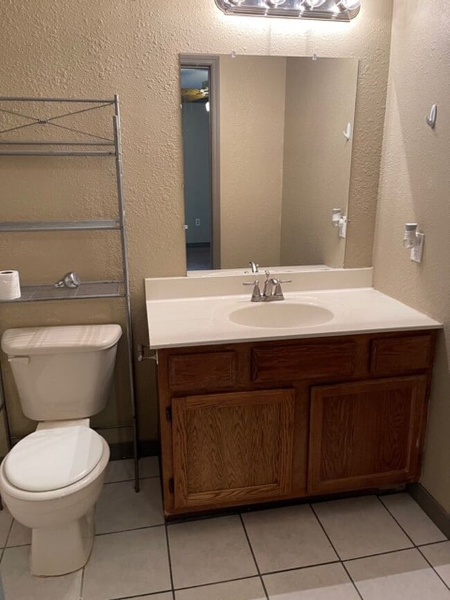 Building Photo - 1702-1704 N. Lewis Ave