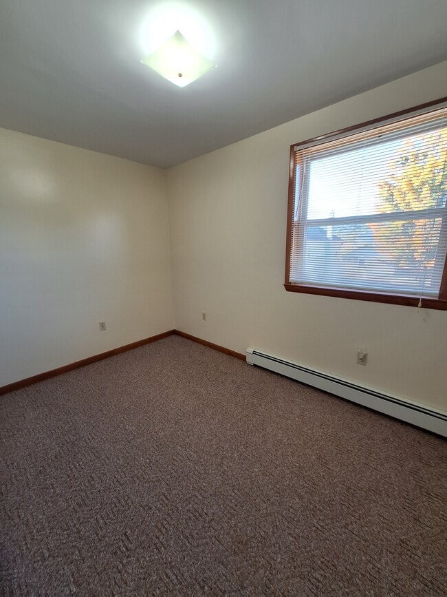 Building Photo - 145 Honeymoon St