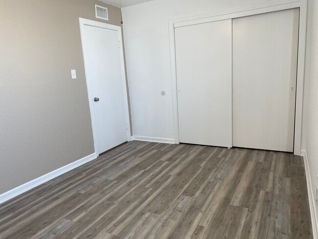 Building Photo - 1530 Daly Dr