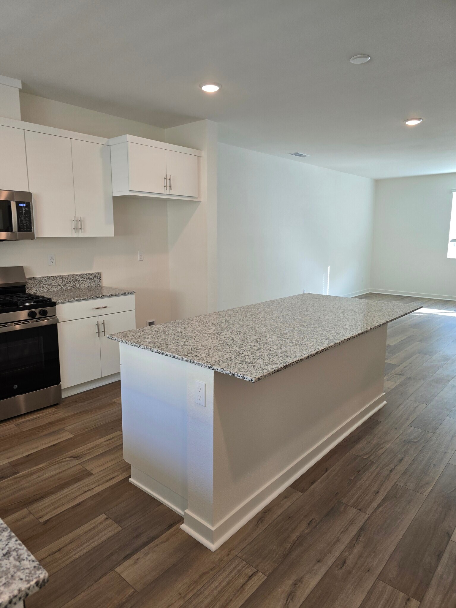 Building Photo - 5350 Seacliff Pl