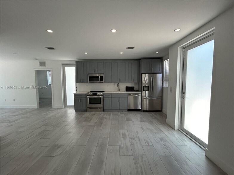 Building Photo - 3823 Thomas Ave