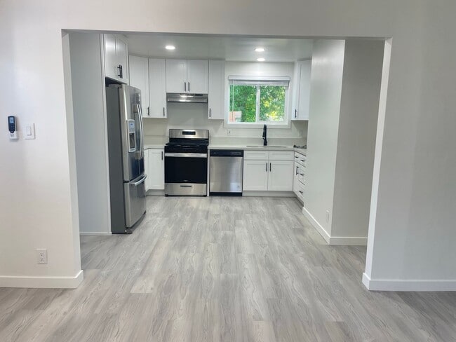 Building Photo - Location, Location, Location! Adorable Riverside Home Ready for Immediate Move In