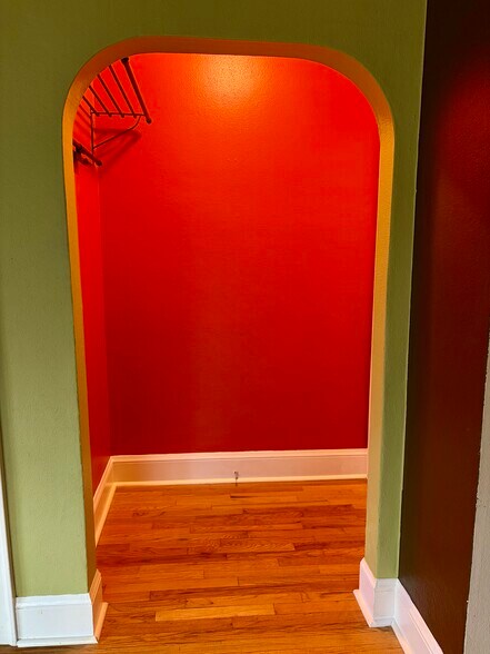 large entryway - 1509 NE 10th Ave