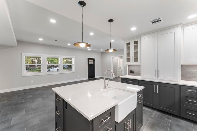 Building Photo - 2223 Hialeah Dr