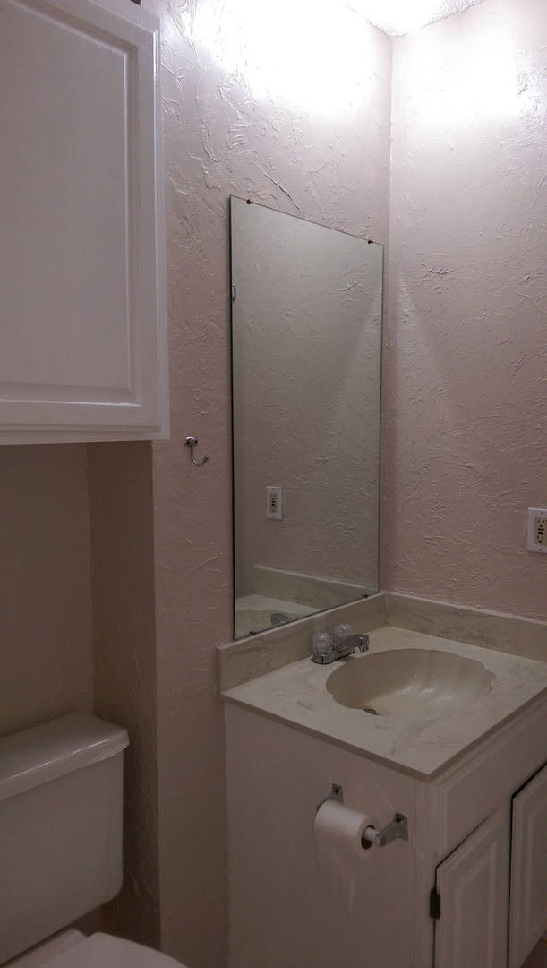Building Photo - 3 bedroom, 2 bath 2 car garage home for re...