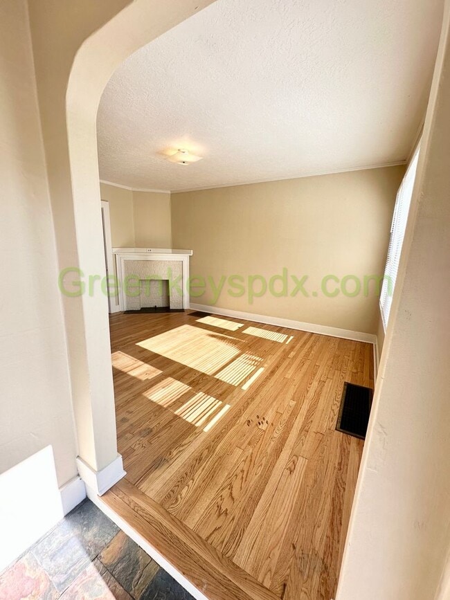 Building Photo - 3 Bed 1 Bath Unit in Ne Portland