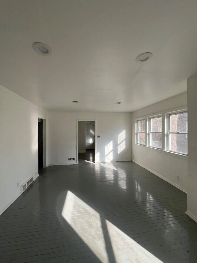 Building Photo - 2272 Avon St