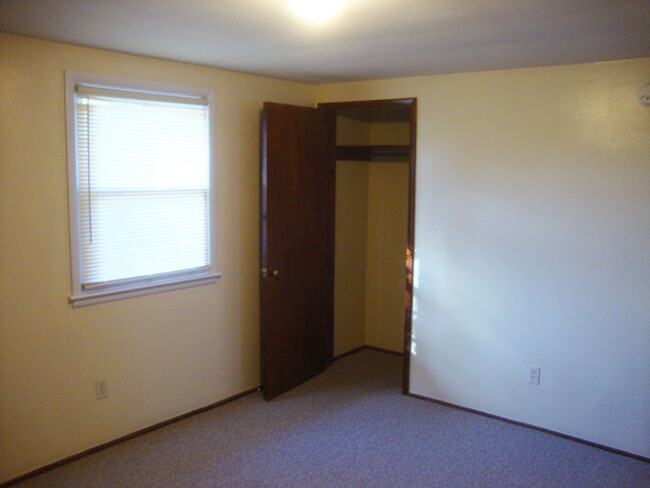 Bedroom looking toward large closet. - 712 Charlotte Ave