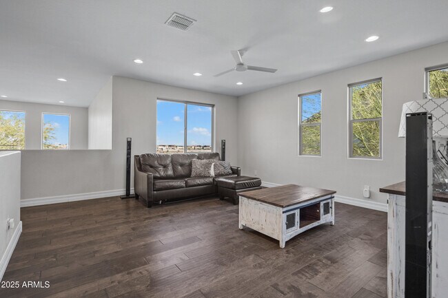Building Photo - 2423 N Beverly Pl
