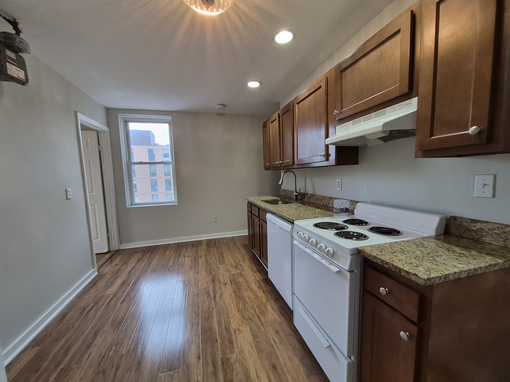 Building Photo - 214 Hanover St