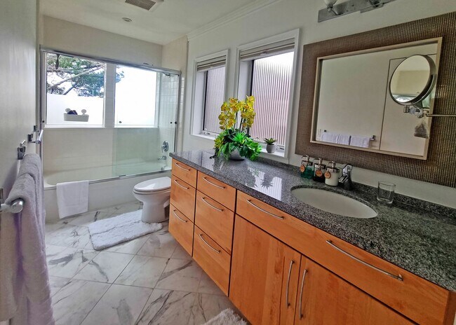Building Photo - One bedroom top floor corner unit condo with gorgeous view for rent!