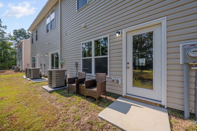 Building Photo - New townhome in Holly Ridge