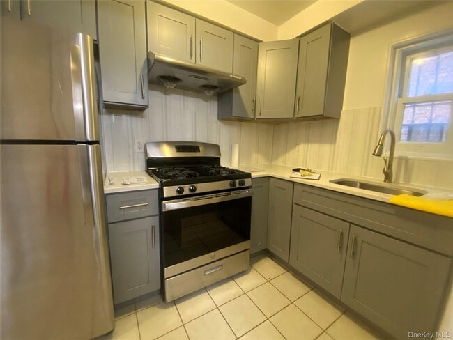 Building Photo - 68-03 41st Ave