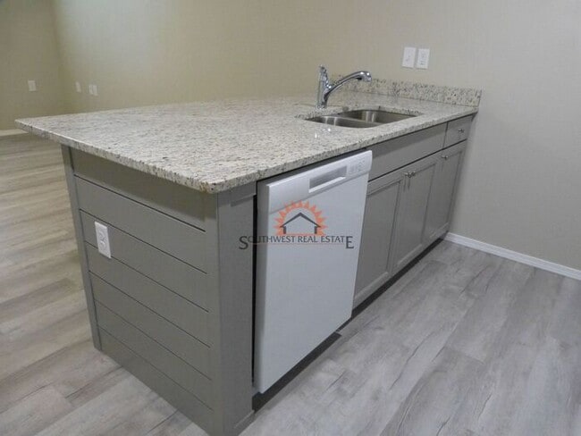 Building Photo - Modern 2 bedroom 2 bath apartment