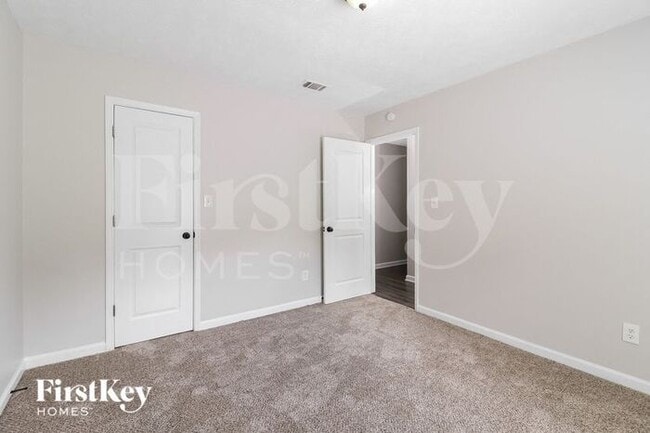 Building Photo - 1417 Oak Knoll Dr NE