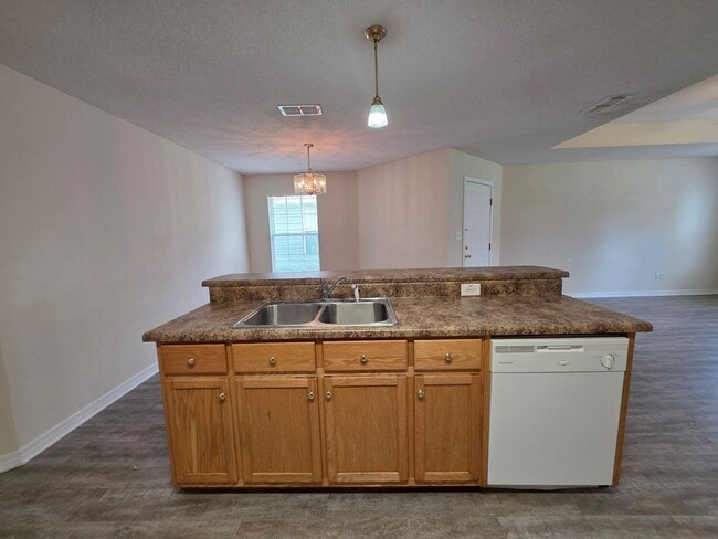 Building Photo - 3BR/2BA home with 2 car garage and privacy...