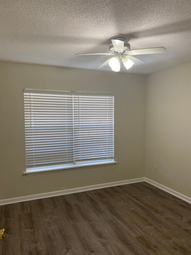 Building Photo - Lovely 2x1 in St. Augustine! Gorgeous Upgrade Kitchen!