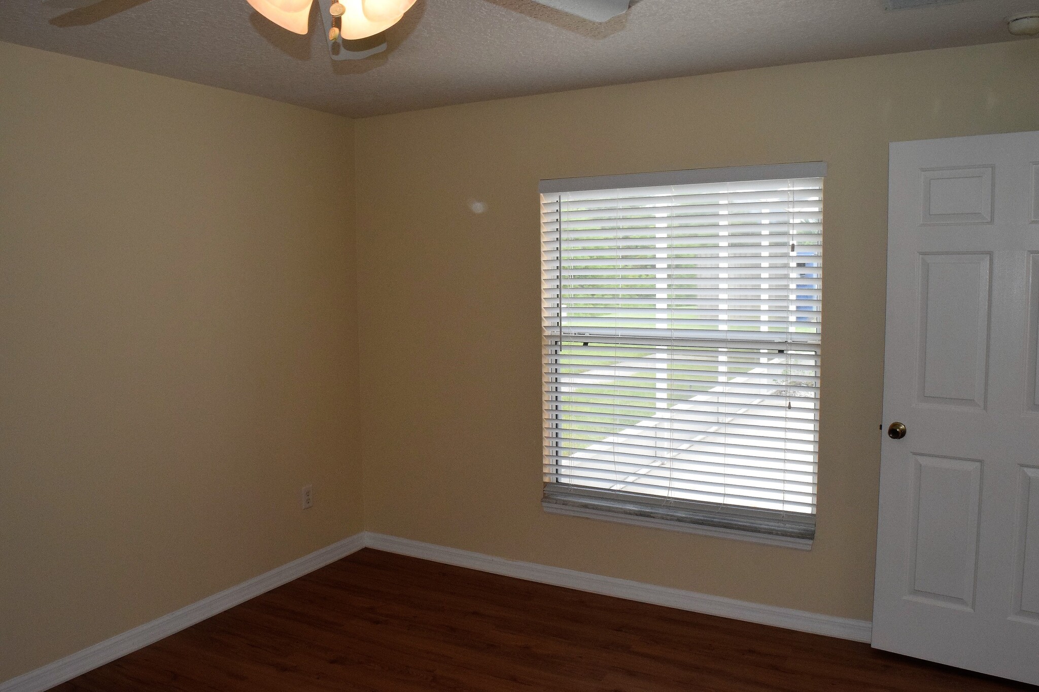 Building Photo - 915 Willow Dr