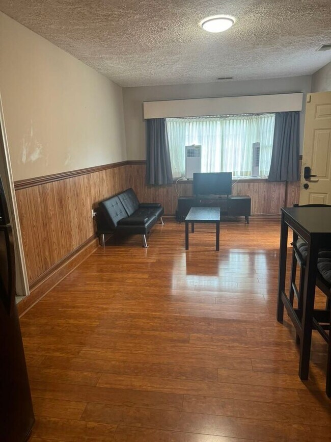 Building Photo - Beautiful 5 BR/3 BA Single-Family Home wit...