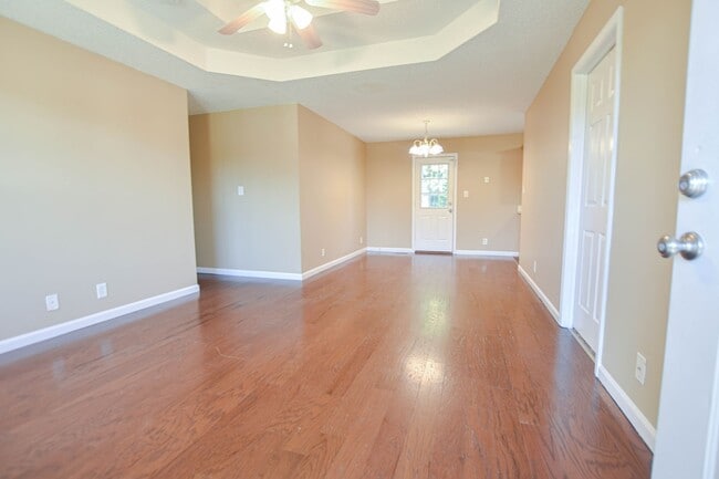 Building Photo - Pet Friendly Three Bedroon!