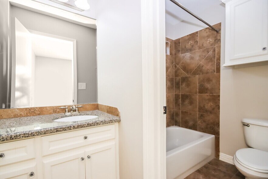 Building Photo - 409 Robinwood Dr
