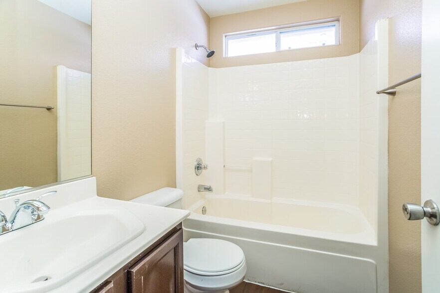 Building Photo - 3012 Sunrise Bay Ave