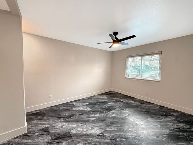 Building Photo - Bright & Updated 2-Bed Condo in Gated Vill...