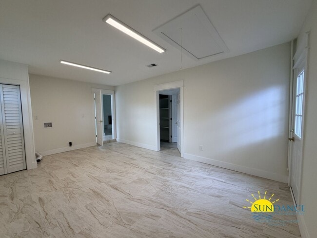 Building Photo - Beautifully Renovated 4BR Home with Private Pool in Fort Walton Beach!