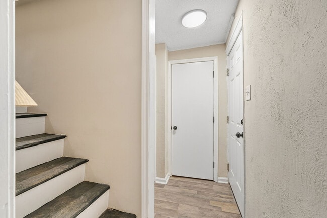 Building Photo - 1310 Oakwood Ave