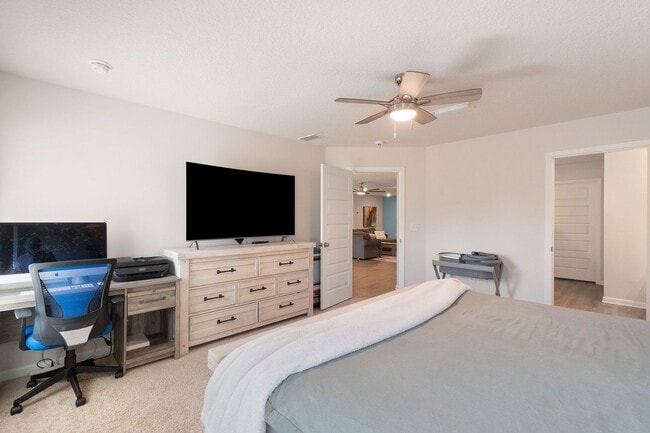 Building Photo - Gorgeous and Spacious 5/3 Home with Commun...