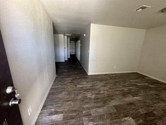 Building Photo - "Modern Comfort in El Paso: Spacious 3-Bed...