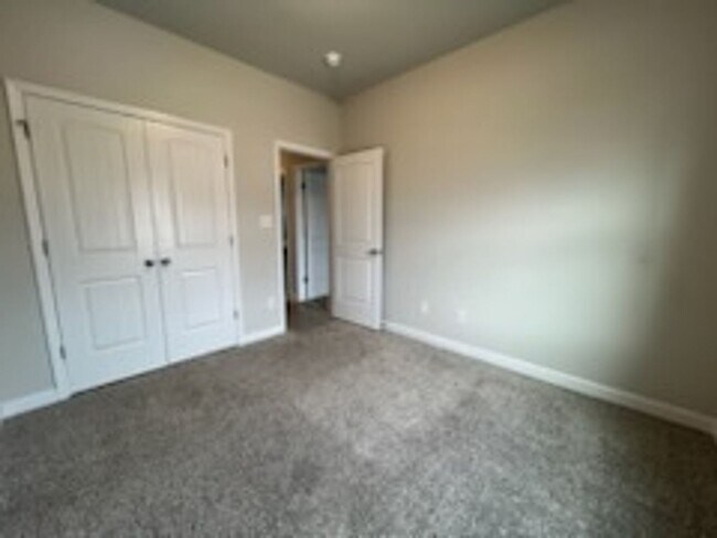 Building Photo - Spacious