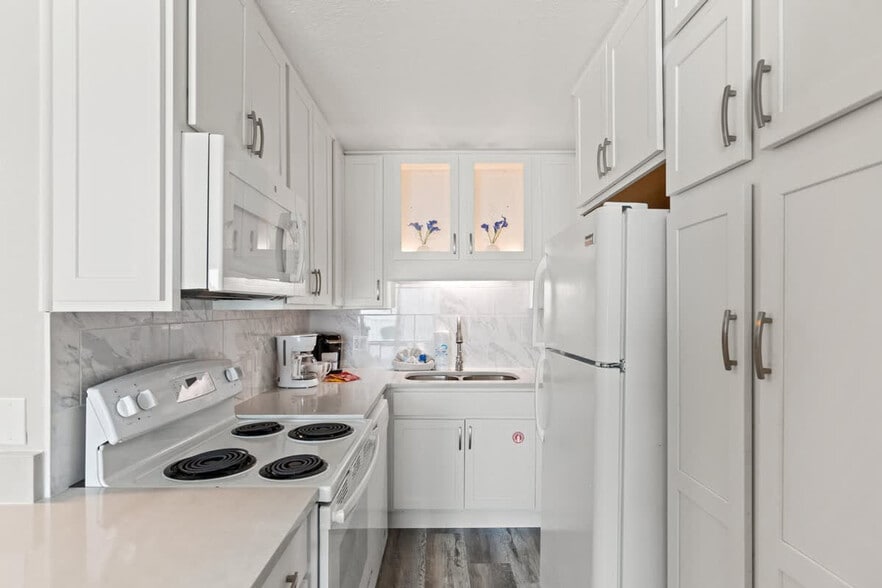 Building Photo - 8743 Thomas Dr